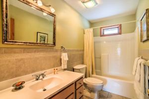 Vannituba majutusasutuses Mountaintop Ellicottville Home 7 Mi to Ski Resort +23 fotot