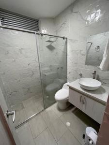 een badkamer met een douche, een toilet en een wastafel bij Casa Campestre Girardot in Girardot