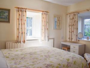 - une chambre avec un lit et une fenêtre dans l'établissement Farfield House, à Hetton
