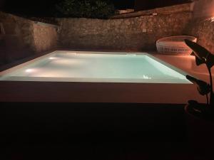 a large bath tub in a dark room at Ca Sa Padrina in Vilafranca de Bonany