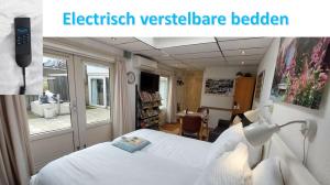 1 dormitorio con cama blanca y escritorio en BenB-Hollandsingel, en Waalwijk