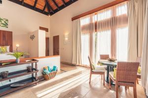 salon ze stołem i sypialnia w obiekcie Charming villa At Cap Cana w Punta Cana