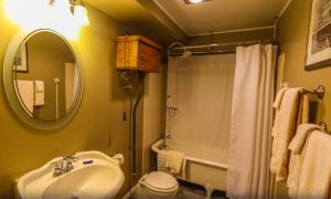 y baño con lavabo, aseo y espejo. en Park Hotel Condominiums en Park City