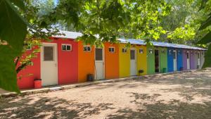 una fila de edificios de colores brillantes en un parque en El Viejo Molino en San Bernardo