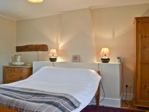 1 dormitorio con 1 cama con 2 lámparas en The Pightl - 17627 en Castle Acre