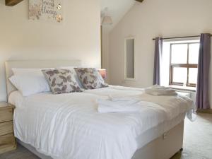 河谷的住宿－羅夫特斯特烏斯度假屋，卧室内的白色床和毛巾