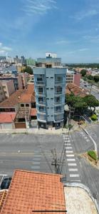 een luchtzicht op een stad met een hoog gebouw bij Pousada Soares in Aparecida