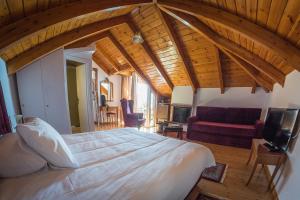 ein Schlafzimmer mit einem großen Bett und einem Sofa in der Unterkunft Horizon Hotel in Ioannina