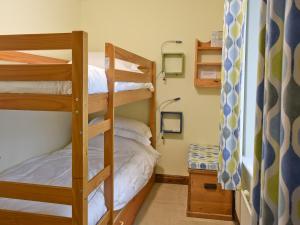 a bunk bed room with two bunk beds at Sycamore Cottage in Grassington