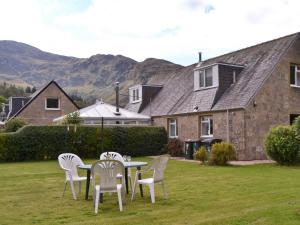 a table and chairs in the yard of a house at Rannoch in Saint Fillans