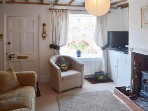 Fordwich的住宿－Bow Cottage，带沙发、椅子和窗户的客厅