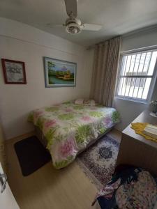 1 dormitorio con cama y ventana en Apto Texas em Balneário Camboriú-SC, en Balneário Camboriú