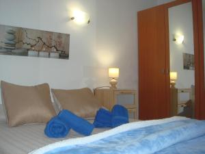 a bedroom with a bed with blue pillows at Apartamento Cotillo in Cotillo
