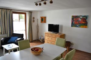 ein Wohnzimmer mit einem Tisch und einem TV in der Unterkunft Ferienhaus Durstberger in Ehrwald