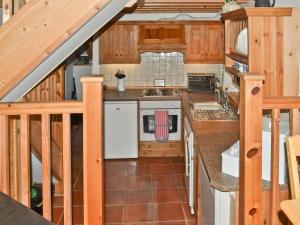 una vista sul soffitto di una cucina in una baita di tronchi di Angel Barn a Farden