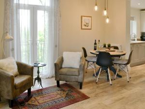 uma sala de estar com uma mesa de jantar e cadeiras em Ferncliffe Cottage em Snitter