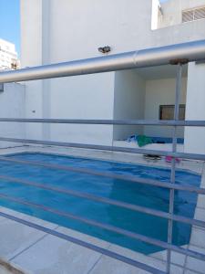 una piscina de agua azul en un edificio en Wonderful Las Cañitas en Buenos Aires