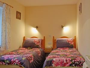 two beds sitting next to each other in a room at Oakwood Venbridge Farm in Cheriton Bishop