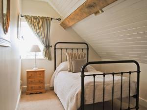 Frodesley的住宿－貝基亞鄉村別墅，一间卧室设有一张黑色的床和一个窗户。