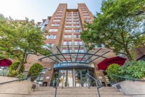 een gebouw met een trap voor een gebouw bij YWCA Hotel Vancouver in Vancouver