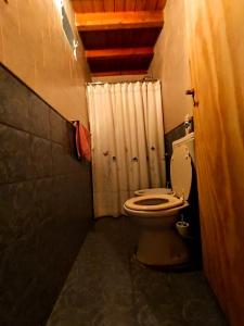 Vonios kambarys apgyvendinimo įstaigoje Renacer