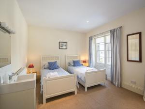 una camera con due letti e un lavandino di Hallgarth House a Pickering