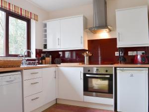 A cozinha ou kitchenette de Pine Marten Cottage