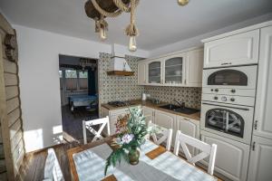 Kuchyňa alebo kuchynka v ubytovaní Apartament Zielony Ruczaj w Cisnej