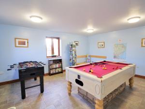 uma sala de estar com mesa de bilhar em Lintel Barn - E5253 em Runcton Holme