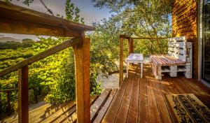una veranda con panchina e tavolo sul ponte di FairyTale a Koukounariá Altre 4 foto