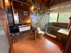 Un baño de Saiananda Adventure Eco Lodge