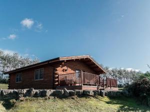 uma cabana de madeira com um alpendre e um deque em No, 6 Lake View Lodges - 28283 em Leake Common Side