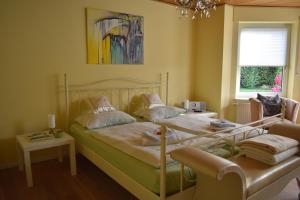 een slaapkamer met een bed en een kroonluchter bij Kreativhof Lehmberg in Hamminkeln