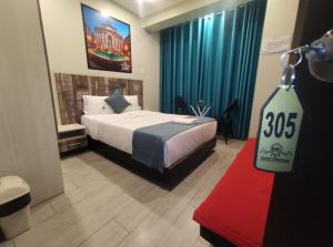 una camera d'albergo con un letto e un cartello che dice vendita di Hotel Konford Cañete a Imperial