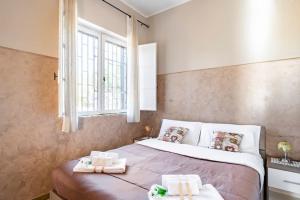 sypialnia z dużym łóżkiem z ręcznikami w obiekcie Villa Laura w mieście Piedimonte Etneo