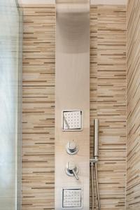baño con ducha y 2 cestas en la pared en Villa Laura, en Piedimonte Etneo