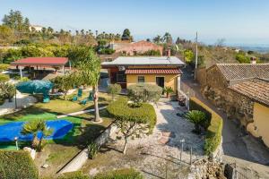 una vista aérea de una casa con patio en Villa Laura, en Piedimonte Etneo