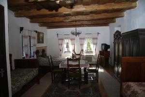 a dining room with a table and chairs in a room at Vén Diófa Kúria in Balaton