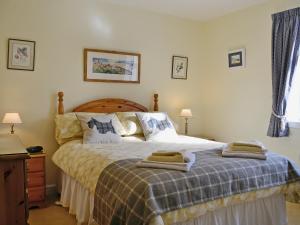 - une chambre avec un lit et 2 serviettes dans l'établissement Baravullin, à Benderloch
