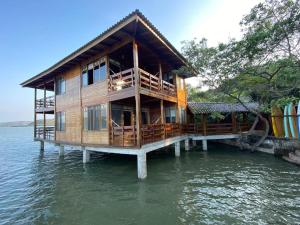 ein Haus auf einem Pier im Wasser in der Unterkunft Saiananda Adventure Eco Lodge in Bahía de Caráquez