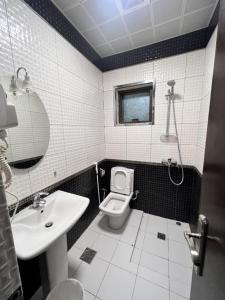 a bathroom with a toilet and a sink at اوتاد الششة in Makkah