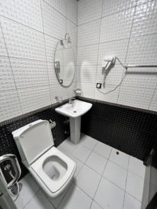 a bathroom with a toilet and a sink at اوتاد الششة in Mecca