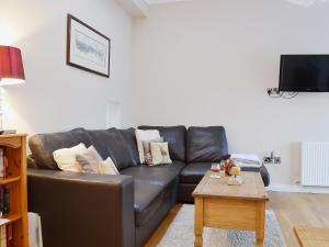 sala de estar con sofá de cuero y mesa de centro en Castle Dairy - 27901 en Ceres