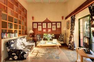 Cortijo La Hoya في El Bujeo: غرفة معيشة مع أريكة وطاولة