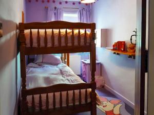 Dormitorio infantil con litera en una habitación en The Briars, en Lydbrook