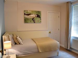 SewerbyにあるBeech Cottage - 27523のベッドルーム1室(ベッド1台付)が備わります。壁には絵画が飾られています。