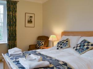 - une chambre avec un lit et des serviettes dans l'établissement High Rigg, à Keswick