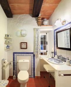 La salle de bains est pourvue de toilettes et d'un lavabo. dans l'établissement Cortijo La Hoya, à El Bujeo