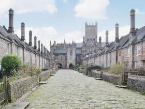 una calle adoquinada frente a un castillo en Hollies Cottage, en Draycott