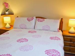 Voodi või voodid majutusasutuse Sunny Brow Cottage toas